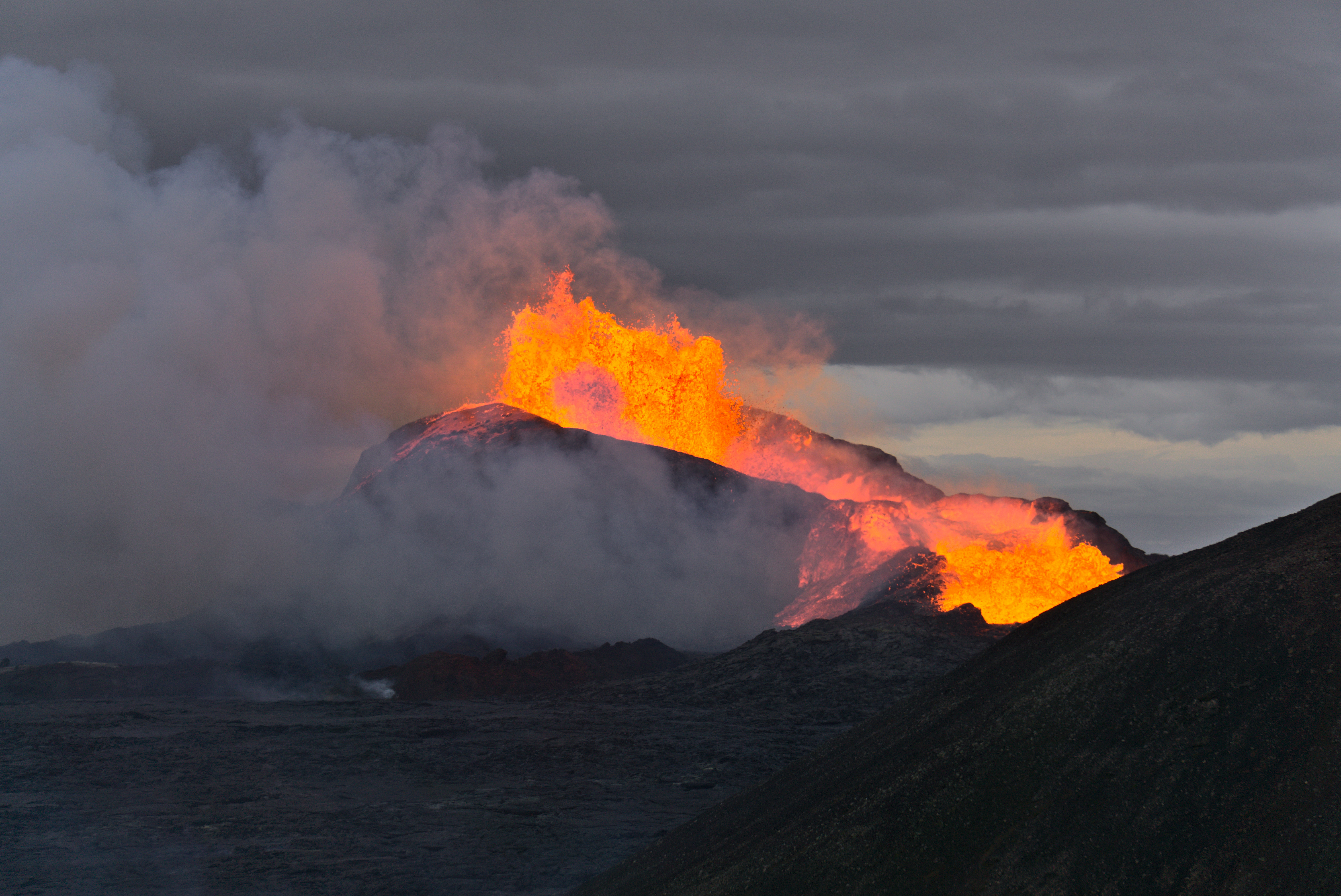 Fotografia original de l'erupció del volcà Fagradalsfjall a Islàndia, usada com a referència per al quadre de la cuina